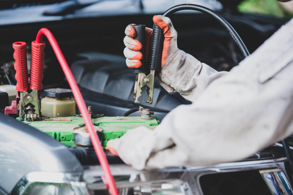 Car towing in Abu Dhabi, Roadside battery service, 24/7 recovery van Abu Dhabi