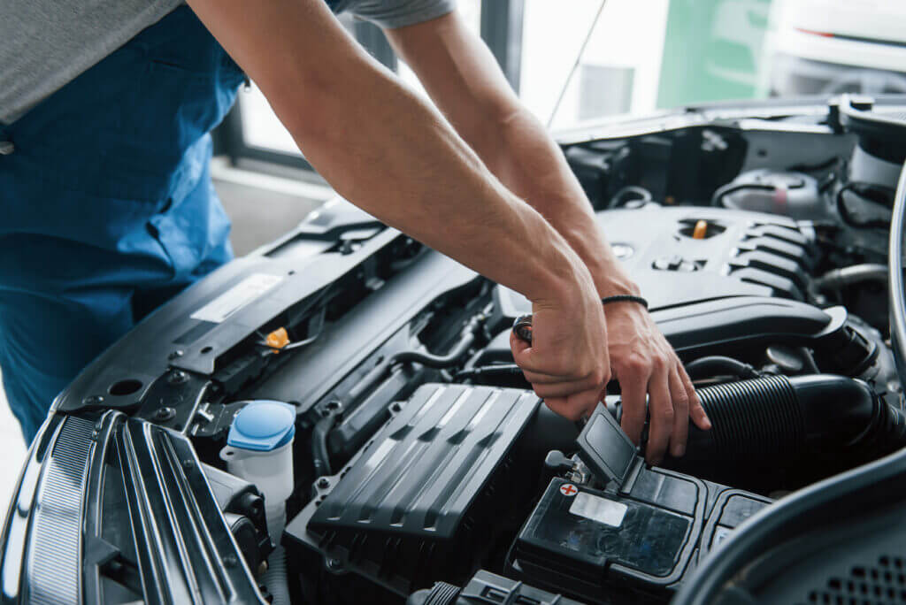 Car towing in Abu Dhabi, Roadside battery service, 24/7 recovery van Abu Dhabi